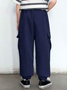 SHEIN Little Byeori 兒童小男孩大口袋3D寬鬆長褲，適合通勤、上學、日常休閒、度假、旅行、運動，春夏秋冬四季皆宜 - 藏蓝色 - 查看 3