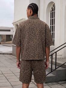 GALLERY FADE 男士街頭風休閒豹紋短袖襯衫與迷彩牛仔短褲套裝 - 彩色 - 查看 2