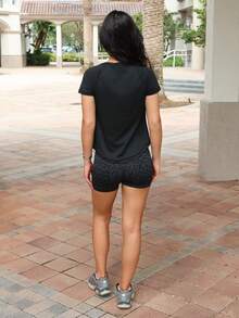 Nelanie Turli 女士圆领短袖修身时尚户外健身 T 恤，运动健身衫 - 黑色 - 查看 3