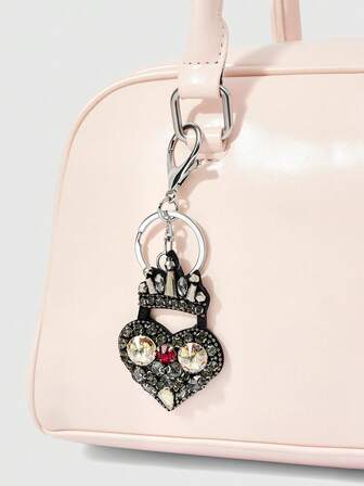 Grunge Punk 1 Colgante de llave de amor con corona de strass hecho a mano sobre fondo negro, colgante con forma de corazón con diamantes en contraste gris oscuro-rojo, colgante universal para