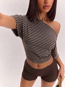 SHEIN BAE 女款夏季休閒條紋不對稱領上衣與短褲兩件套 - 彩色 - 查看 5