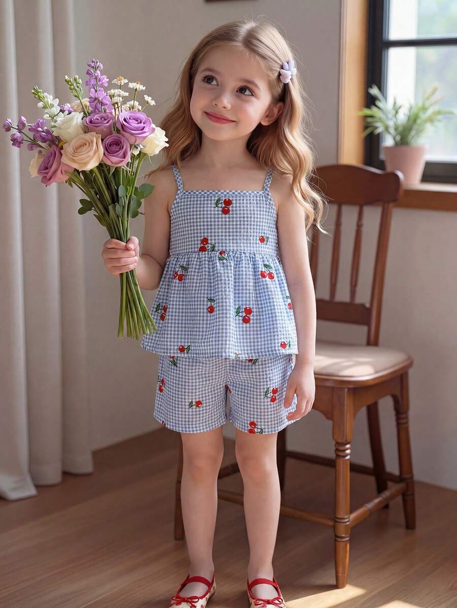 SHEIN Vintaside Kids 年轻女孩格子樱桃印花吊带背心和短裤套装,夏季凉爽舒适的户外活动服装 - 淺藍色 - 查看 1