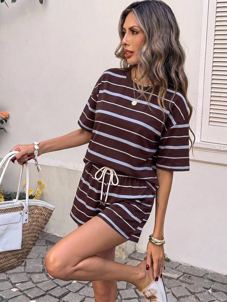 SHEIN LUNE طقم نسائي من قطعتين كاجوال بياقة دائرية وأكتاف منسدلة مع شورت برباط، ملابس صيفية كاجوال للنساء، مخطط باللون البني والأزرق بطراز عتيق، ملابس تنقل يومية للنساء، ملابس مهرجان موسيقي، ملابس شاطئ، ملابس إجازة، ملابس صيفية للنساء - متعدد الألوان - مشاهدة 4