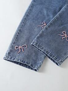 SHEIN Genkimix Kids 女童时尚百搭牛仔背带裤，春夏秋冬皆宜，复古中蓝色牛仔布，裤身饰有多个粉色蝴蝶结刺绣，正面饰有大蝴蝶结，宽松直筒裤型，面料柔软舒适，适合日常外出和上学穿着。 - 中等水洗藍 - 查看 6