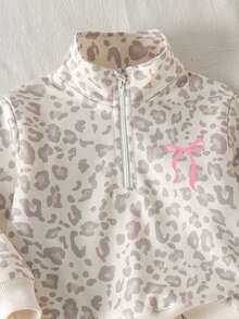 SHEIN Playful Pals 女嬰 2 件套 時尚可愛豹紋蝴蝶結偽刺繡效果印花立領拉鍊長袖運動衫外套上衣，豹紋蝴蝶結印花寬腿褲，柔軟面料，適合外出，秋冬款 - 彩色 - 查看 4