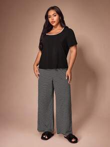 Lazeform Conjunto de Pijama Casual Plus Size Feminino com Calça Pantalona, Manga Curta, Decote Quadrado, Gola Contrastante, Tecido de Malha com Elasticidade Média, Toque Macio, Drapeado e Listras Pretas e Brancas - Preto - Visão 5