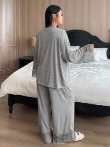 Dazy Plus 時尚三件式居家服套裝，修身細肩帶背心、對比蕾絲開襟衫、長褲，優雅大尺碼女款秋季睡衣套裝 - 灰色 - 查看 2