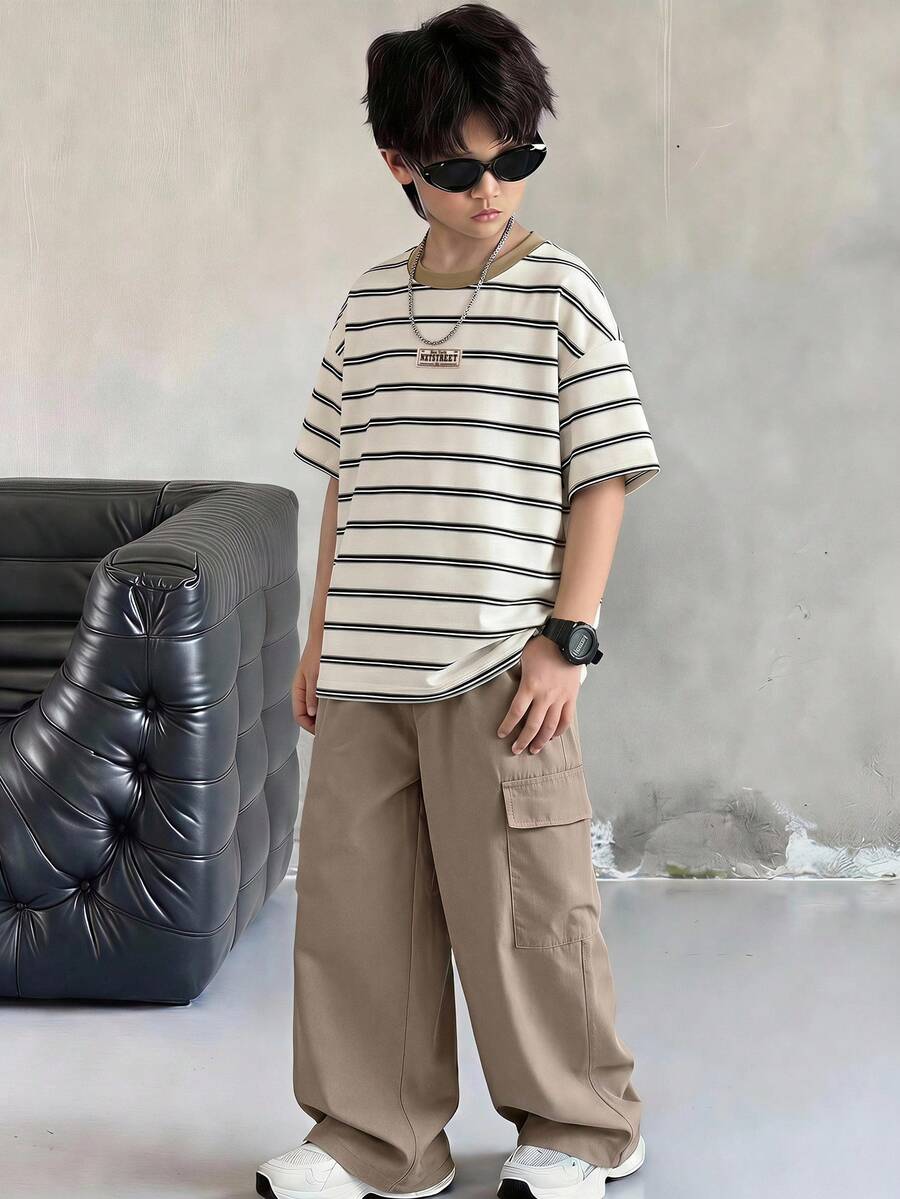SHEIN 2pcs/Set Setelan Kasual Nyaman dan Serbaguna untuk Anak Laki-Laki Remaja, Atasan Lengan Pendek Motif Garis-garis dan Celana Panjang Warna Polos, Cocok untuk Pakaian Sehari-hari Musim Semi/Panas, Olahraga, Jalan-jalan, Sekolah, Pesta, Liburan, Fotografi, dll.