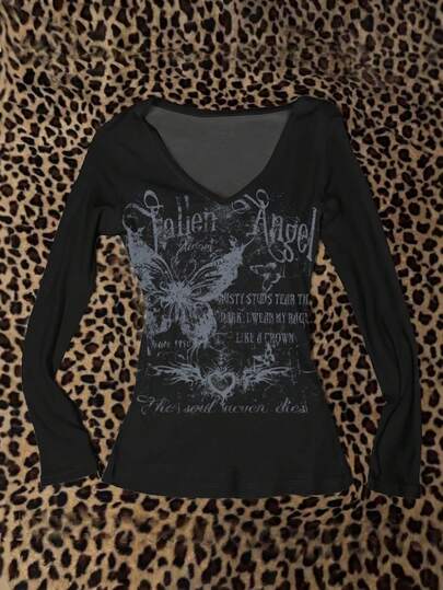 Attitoon T-shirt de Senhora com Decote em V, Corte Slim e Manga Comprida, Look Versátil para Aeroporto, Roupa Casual Minimalista Retro Punk Y2K para Festa, Estampa Gráfica em Inglês com Borboleta Desgastada, Look para Festival de Música, Estilo Gótico, Roupa de Verão para Mulher