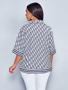SOLERSUN Elegante Damen Bluse im Vintage-Stil mit Monogramm-Print, kurzen Ärmeln und Knopfleiste, marineblau-weiß, für den Sommer, ideal für romantische Abende. - Blau - Übersicht 3