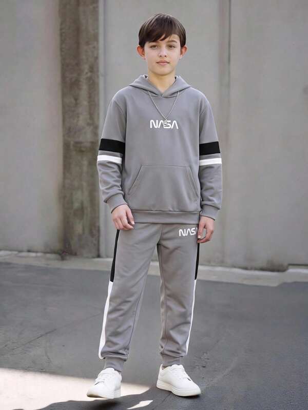 SHEIN Casuvi Kids طقم كاجوال للأولاد المراهقين من سويت شيرت بغطاء رأس وطبعة باتشوورك وأكمام طويلة وبنطال رياضي