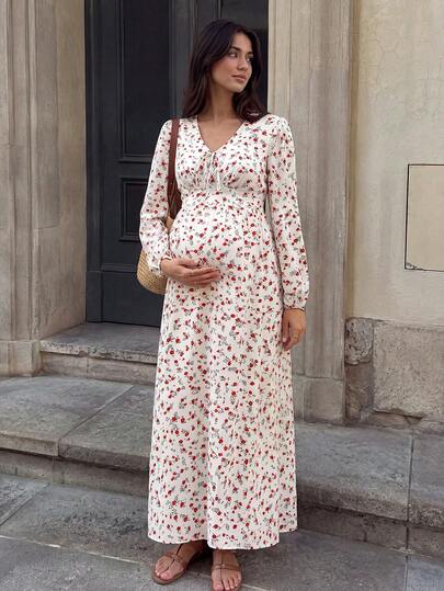 SHEIN فستان ماكسي للحوامل بأكمام طويلة وتصميم مجعد مع ربطة أمامية، تفاصيل مجمعة عند الخصر الخلفي، حافة على شكل حرف A، طباعة رقمية لزهور حمراء على خلفية مشمشية