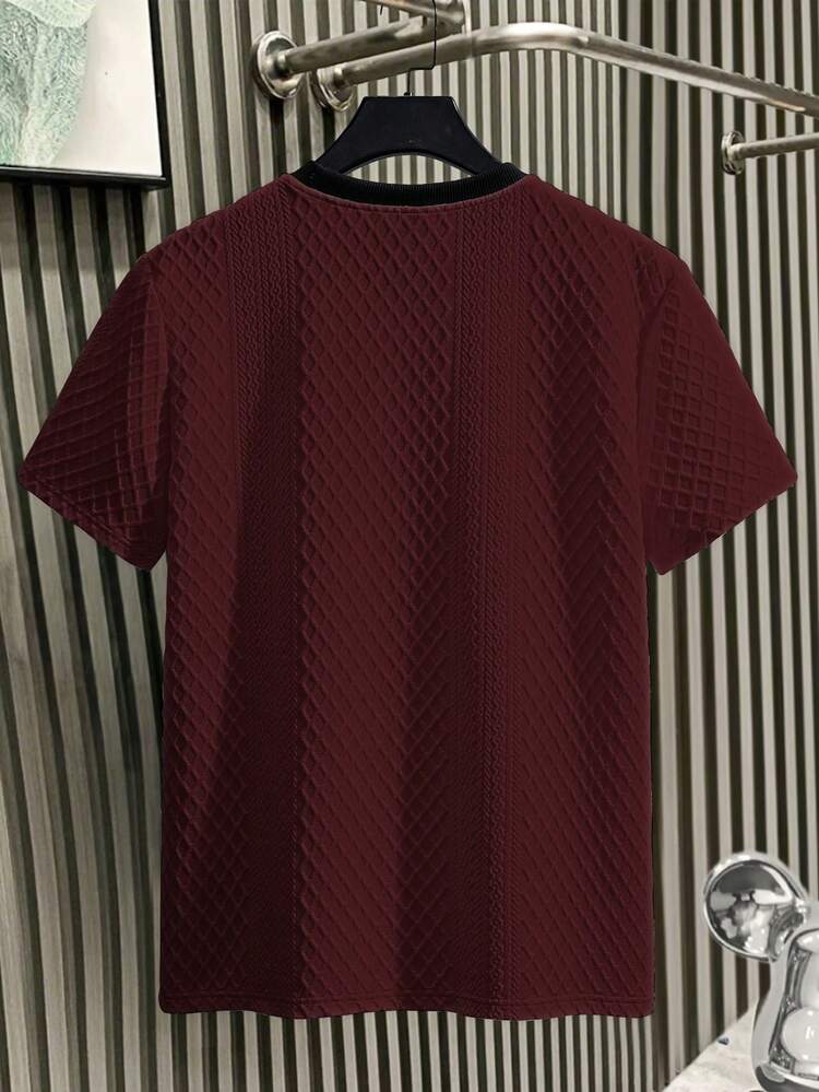 Manfinity Homme تي شيرت رجالي بأكمام قصيرة، قماش جاكار محبوك، أسلوب عصري متعدد الاستخدامات مناسب للارتداء اليومي، هدية مثالية للصديق أو الزوج - عنابي اللون - مشاهدة 2
