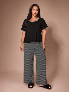Lazeform Conjunto de Pijama Casual Plus Size Feminino com Calça Pantalona, Manga Curta, Decote Quadrado, Gola Contrastante, Tecido de Malha com Elasticidade Média, Toque Macio, Drapeado e Listras Pretas e Brancas - Preto - Visão 4