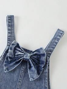 SHEIN Genkimix Kids 女童时尚百搭牛仔背带裤，春夏秋冬皆宜，复古中蓝色牛仔布，裤身饰有多个粉色蝴蝶结刺绣，正面饰有大蝴蝶结，宽松直筒裤型，面料柔软舒适，适合日常外出和上学穿着。 - 中等水洗藍 - 查看 4