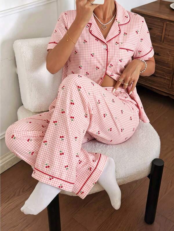 CottageSlumber Conjunto de pijama para mujer con estampado de cerezas a cuadros dulces, textura arrugada tipo burbuja, abertura frontal y solapa