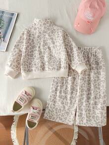 SHEIN Playful Pals 女嬰 2 件套 時尚可愛豹紋蝴蝶結偽刺繡效果印花立領拉鍊長袖運動衫外套上衣，豹紋蝴蝶結印花寬腿褲，柔軟面料，適合外出，秋冬款 - 彩色 - 查看 2