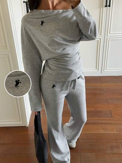 SHEIN EZwear طقم كاجوال يومي للنساء لباس علوي ذات كتف غير متماثل وأكمام طويلة مع رسمة فارس وبنطلون