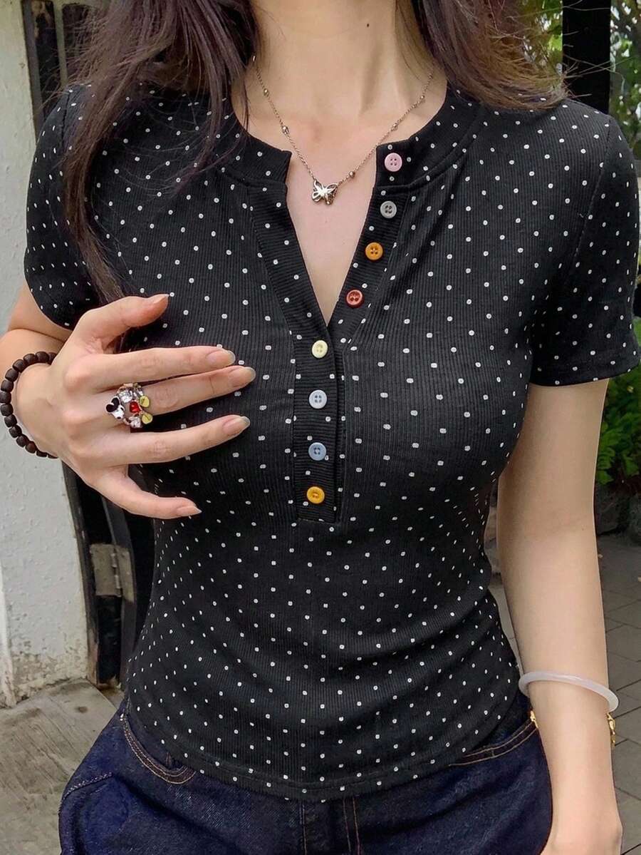 DAZY 夏季波點滿版印花黃色彩色鈕扣休閒街頭運動風性感修身短袖女款T恤 - 黑色 - 查看 1