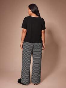 Lazeform Conjunto de Pijama Casual Plus Size Feminino com Calça Pantalona, Manga Curta, Decote Quadrado, Gola Contrastante, Tecido de Malha com Elasticidade Média, Toque Macio, Drapeado e Listras Pretas e Brancas - Preto - Visão 3