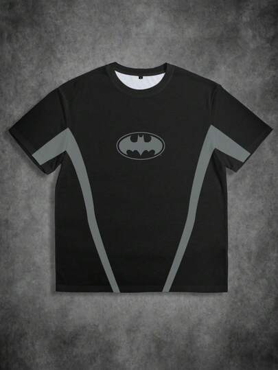 BATMAN X SHEIN قميص تي شيرت رجالي كاجوال بياقة دائرية وأكمام قصيرة، بطبعة خفافيش ولون متباين، صيفي
