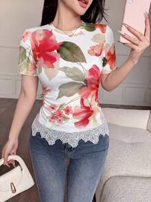 Modelyn 白色大花朵印花女款休閒浪漫優雅T恤，夏季時尚圓領短袖上衣，側腰抓皺修身設計 - 彩色 - 查看 1