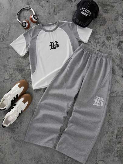 Conjunto de camiseta para niños, conjunto de 2 piezas con patchwork blanco y gris de manga corta, diseño gráfico de letras góticas de estilo callejero americano, top holgado combinado con pantalones de chándal de pierna ancha con drapeado, tela adecuada para estudiantes, escuela, salidas y uso versátil