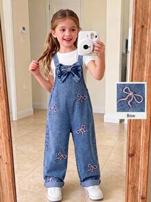 SHEIN Genkimix Kids 女童时尚百搭牛仔背带裤，春夏秋冬皆宜，复古中蓝色牛仔布，裤身饰有多个粉色蝴蝶结刺绣，正面饰有大蝴蝶结，宽松直筒裤型，面料柔软舒适，适合日常外出和上学穿着。 - 中等水洗藍 - 查看 10