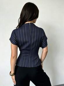 Firerie 休闲简约复古优雅通勤百搭保暖藏青白条纹女式衬衫，不对称袖子和腰部褶皱设计，适合办公室、通勤、夏季及所有季节穿着。 - 白色 - 查看 2