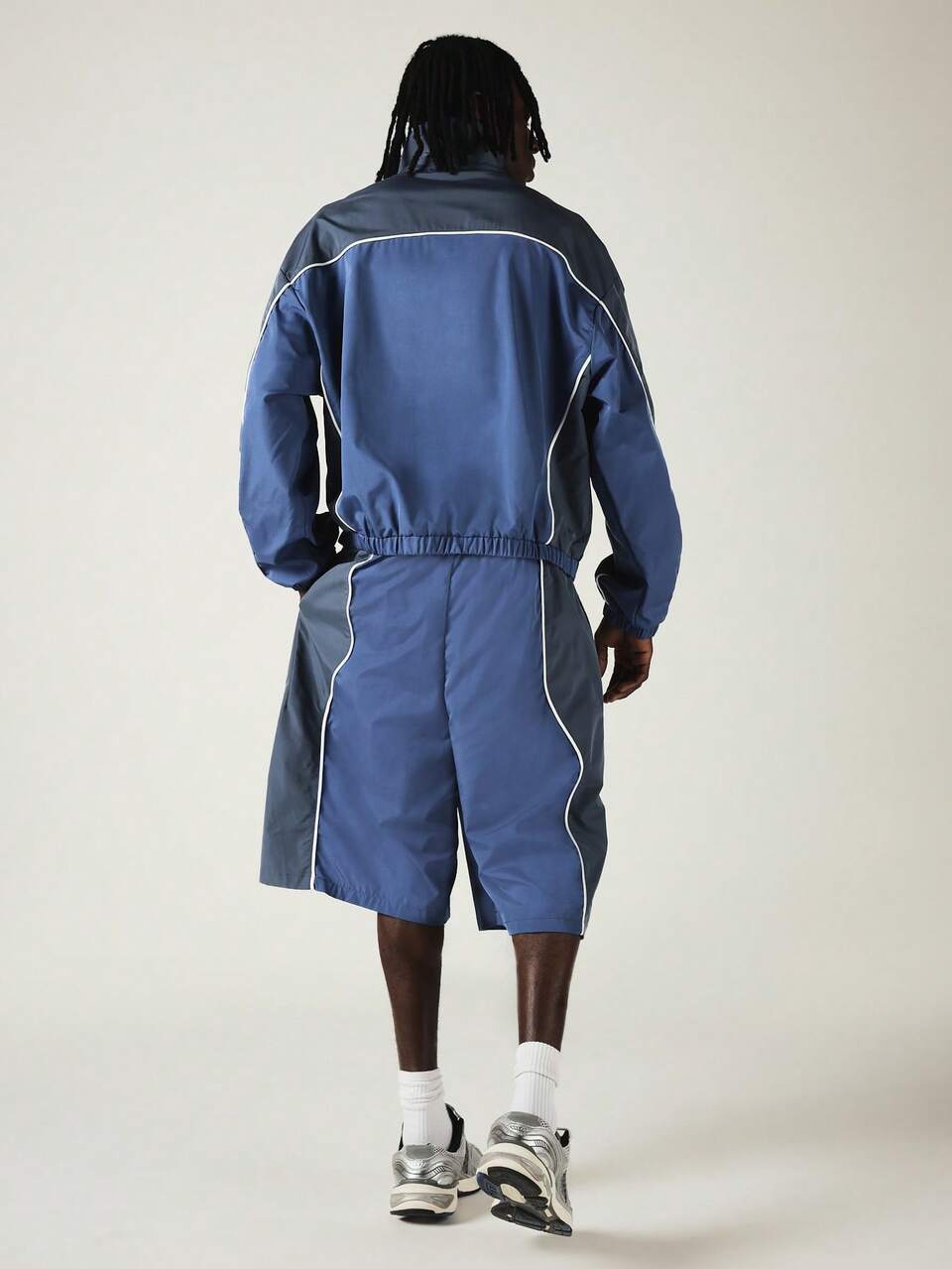 Ensemble coordonné décontracté pour hommes avec Top de survêtement et short bermuda, détails de logo avec passepoil contrastant, fermeture éclair complète