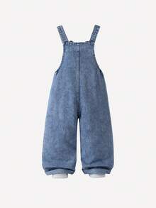 SHEIN Genkimix Kids 女童时尚百搭牛仔背带裤，春夏秋冬皆宜，复古中蓝色牛仔布，裤身饰有多个粉色蝴蝶结刺绣，正面饰有大蝴蝶结，宽松直筒裤型，面料柔软舒适，适合日常外出和上学穿着。 - 中等水洗藍 - 查看 3