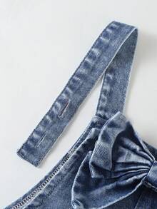 SHEIN Genkimix Kids 女童时尚百搭牛仔背带裤，春夏秋冬皆宜，复古中蓝色牛仔布，裤身饰有多个粉色蝴蝶结刺绣，正面饰有大蝴蝶结，宽松直筒裤型，面料柔软舒适，适合日常外出和上学穿着。 - 中等水洗藍 - 查看 7