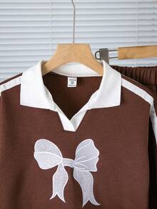 Genkimix Kids 女童簡約時尚蝴蝶結刺繡V領翻領長袖抓絨套頭衛衣搭配側邊對比色織帶直筒長褲套裝，秋冬日常穿著 - 棕色 - 查看 3