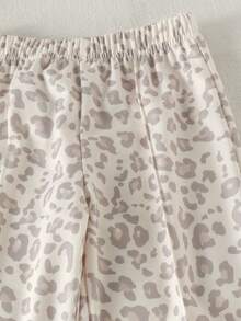 SHEIN Playful Pals 女嬰 2 件套 時尚可愛豹紋蝴蝶結偽刺繡效果印花立領拉鍊長袖運動衫外套上衣，豹紋蝴蝶結印花寬腿褲，柔軟面料，適合外出，秋冬款 - 彩色 - 查看 8