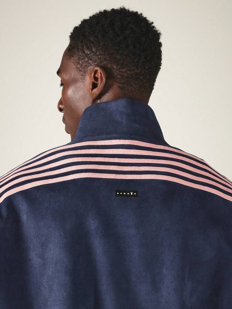 PLAYBOY X SUMWON Chaqueta de chándal de terciopelo con estampado de conejo, mangas con rayas rosas, cremallera completa, cuello alto, estilo retro streetwear, corte oversize