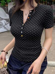 DAZY 夏季波點滿版印花黃色彩色鈕扣休閒街頭運動風性感修身短袖女款T恤 - 黑色 - 查看 2