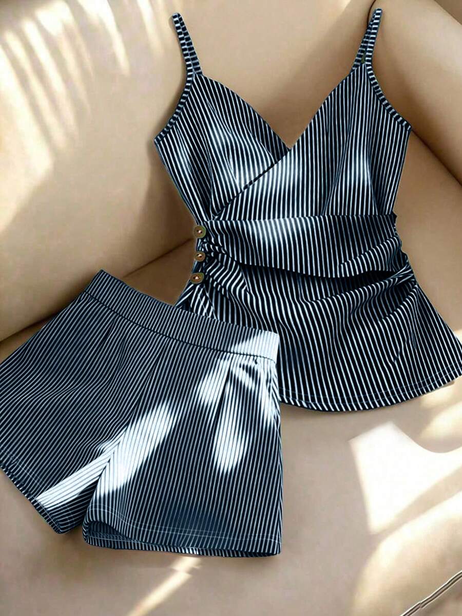 SHEIN Franclia 春夏新款高級法式條紋百褶裝飾鈕扣上衣優雅時尚獨特女款上衣 + 條紋短褲，女款短褲，無袖上衣，春季服裝，夏季穿搭，女款春夏套裝，女款藍白兩件套，度假，外出，Y2K，春季，夏季，返校，休閒，海灘，商務，女款春夏套裝 - 寶藍色 - 查看 1