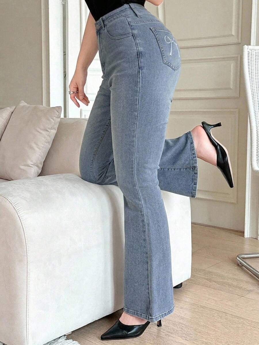 Dazy Plus Celana Panjang Denim Model Flare dengan Bordir Pita, Potongan Slim Fit Elastis, Elegan, Seksi, Gaya Baru Musim Semi/Gugur - Medium Wash - View 1