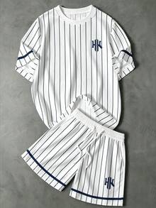 Manfinity Homme 美式復古藍白對比垂直條紋 NY 字母印花 2 件套，街頭風時尚圓領短袖上衣，彈性腰抽繩短褲，男女款圖案 T 恤，夏季休閒度假穿搭 - 彩色 - 查看 5