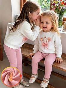SHEIN Playful Pals 嬰兒幼兒休閒日常可愛衛衣套裝，3D鉤編粉色與白色花朵蝴蝶結印花，透明俏皮上衣，針織底層，彈性刷毛布料，女嬰秋季套裝褲，適合日常休閒、度假、運動，可愛穿搭 - 粉色 - 查看 4