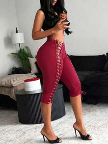 SHEIN BamGlam 2026春季女款新款性感露背細肩帶設計七吋座褲，街頭時尚俏皮風 - 酒紅色 - 查看 4
