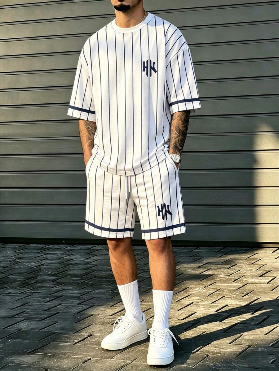 Manfinity Homme 美式復古藍白對比垂直條紋 NY 字母印花 2 件套，街頭風時尚圓領短袖上衣，彈性腰抽繩短褲，男女款圖案 T 恤，夏季休閒度假穿搭 - 彩色 - 查看 1