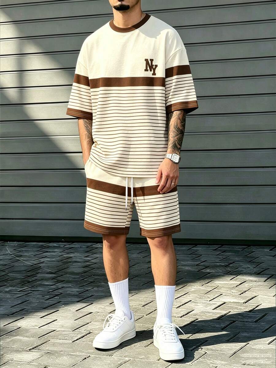 Manfinity Homme 美式復古黃色與棕色對比條紋 NY 字母印花 2 件套,街頭時尚圓領短袖上衣,彈性腰抽繩短褲,男女款圖案 T 恤,夏季休閒度假套裝 - 彩色 - 查看 1