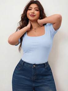 Enliva 大尺碼女款高彈性修身方領短袖T恤，親膚春夏款，修飾圓潤身型（適合蘋果型身材） - 淺藍色 - 查看 6
