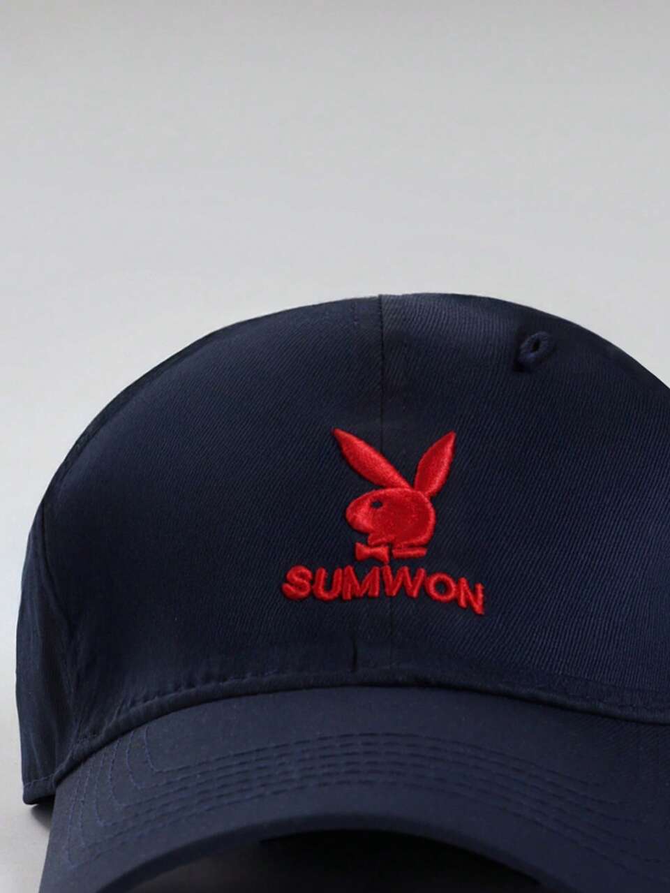 PLAYBOY X SUMWON Czapka typu dad cap z haftowanym logo króliczka, klasyczna sześciopanelowa czapka baseballowa z regulowanym paskiem, streetwear na wiosnę i lato