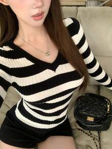 DAZY Women's V-Neck Striped Long Sleeve Korean Style Autumn/Winter Sweater - Black and White - View 5