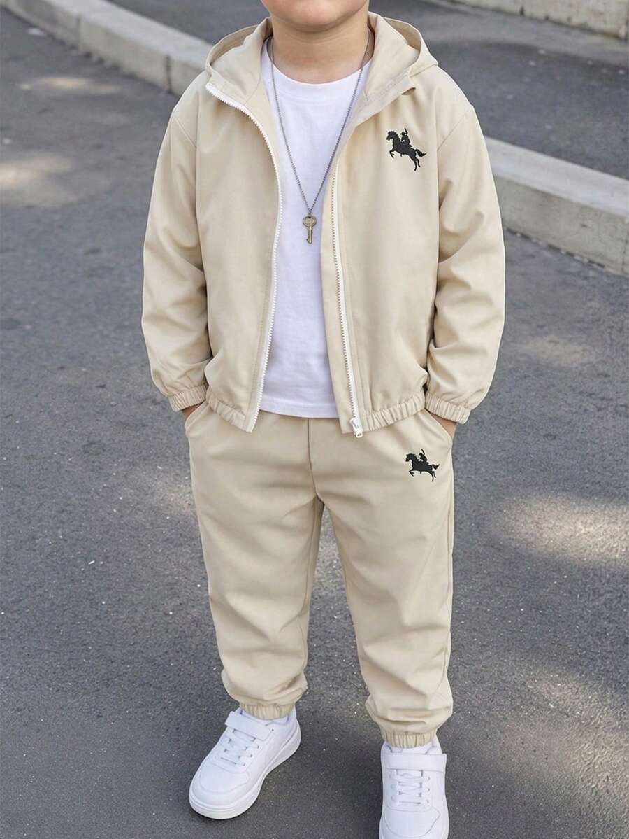 2件組男童幼童春秋輕卡其色休閒運動風騎士印花連帽拉鍊外套與束口長褲套裝，寬鬆舒適版型，適合日常出遊、學校活動、戶外玩樂、家庭聚會、拍照