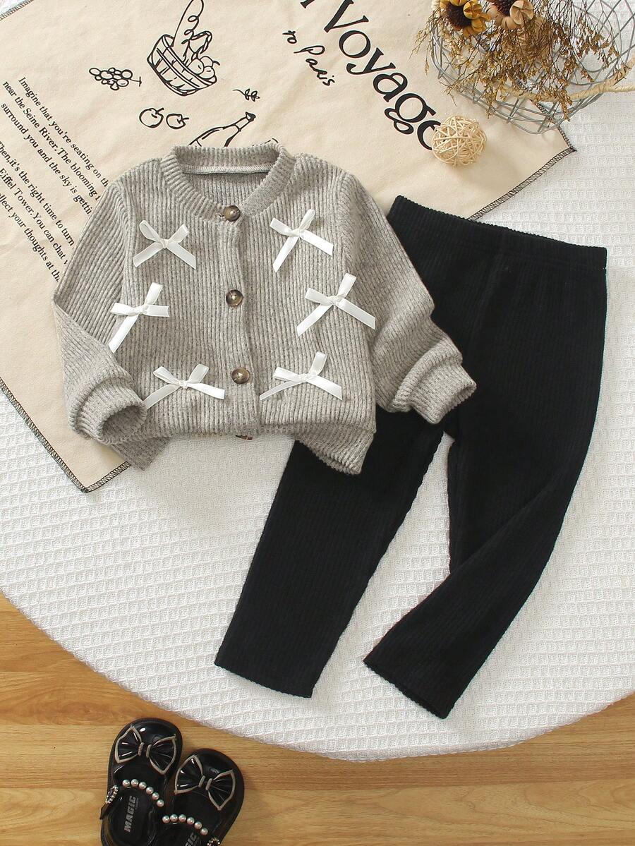 SHEIN 嬰兒/幼兒(女童)春秋通用休閒溫柔奶咖色羅紋針織開襟衫與黑色高彈力直條紋直筒褲2件套,3D白色蝴蝶結單排扣羅紋針織開襟衫,柔軟親膚寬鬆版型,適合日常穿著、居家、休閒度假、返校 - 卡其色 - 查看 1