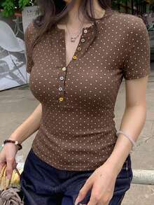 DAZY 夏季波點滿版印花棕色多彩鈕扣休閒街頭運動性感修身短袖女款T恤 - 棕色 - 查看 2