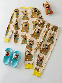 SCOOBY-DOO X SHEIN 小男孩 2件組趣味卡通小狗滿版印花圓領標準肩長袖針織高彈修身睡衣套裝 - 杏色 - 查看 2